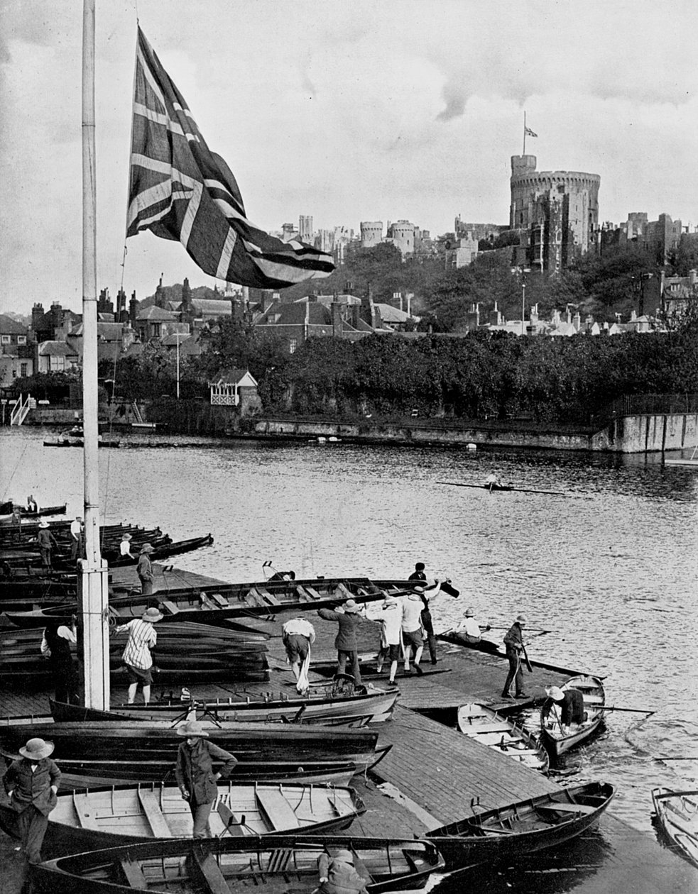 The Union Jack Flying Half Masst az Eton College Boathouse-ban, Berkshire, 1910 alkotó: Unbekannt