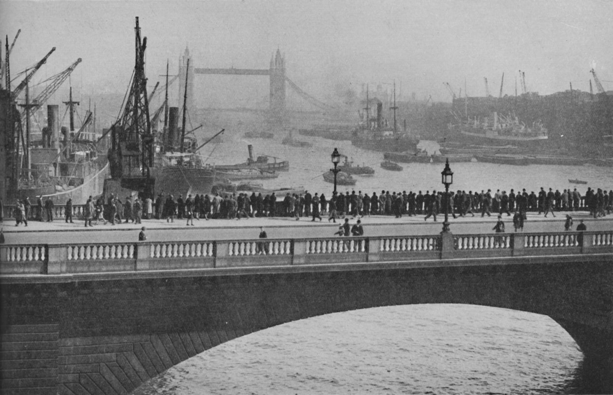 Az Upper Pool a London Bridge-től, a londoni kikötő egyik legforgalmasabb szakasza, 1936 alkotó: Unbekannt