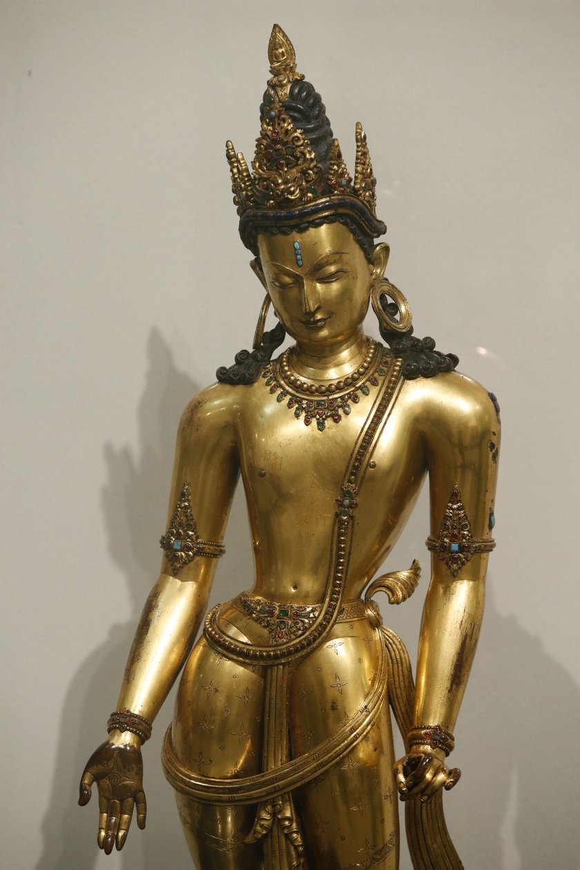 A Victoria and Albert Múzeum. A Bódhiszattva Avalokiteshvara (Padmapani, a lótusz hordozója). 1300-1400. Malla-dinasztia. Nepál. Aranyozott réz drágakövekkel és féldrágakövekkel. Egyesült Királyság alkotó: Unbekannt