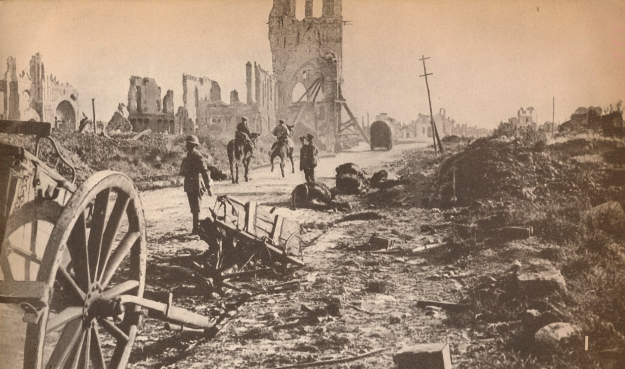Ypres ütött-kopott maradványai, miután az utolsó kagyló a legrosszabbat tette, megmutatva a család romjait alkotó: Unbekannt