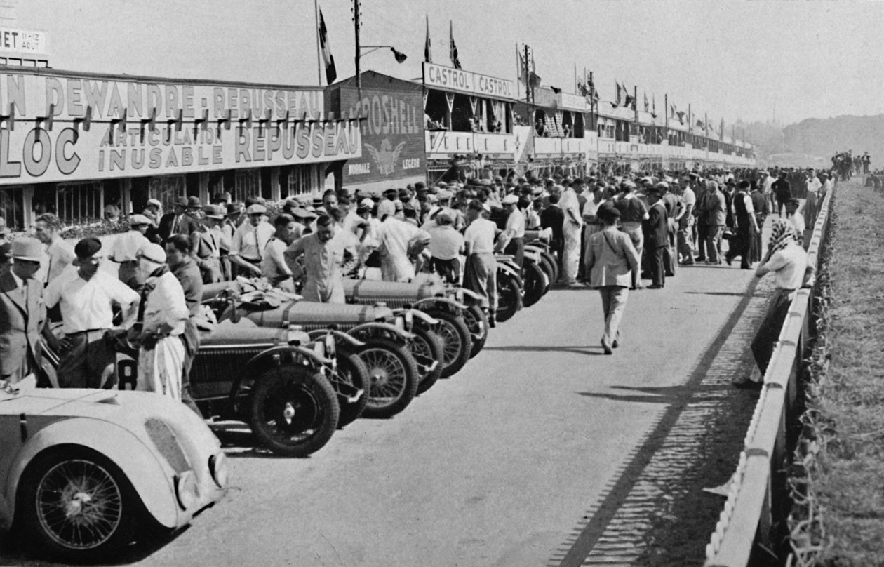 A forgalmas boxok: a Le Mans-i 24 órás verseny kezdete előtt, 1937 alkotó: Unbekannt