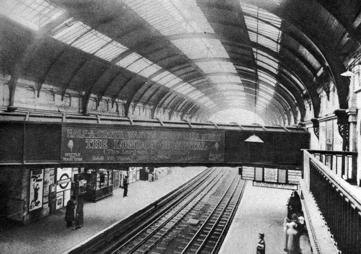 A Westbourne-i vízvezeték menete a Sloane Square állomáson, London, 1926-1927 alkotó: Unbekannt