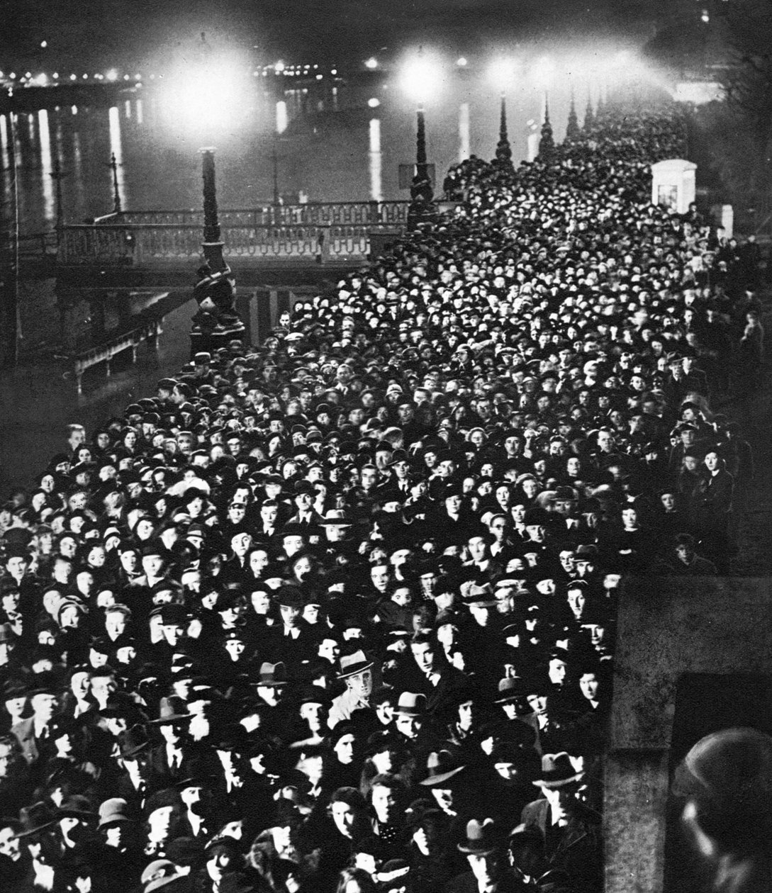 Az elhaladásra váró tömeg a King George vs katafalk mellett a Westminster Hallban, Londonban, 1936. január alkotó: Unbekannt