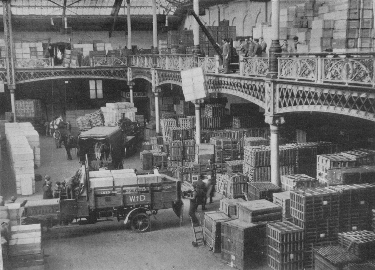Az egyik nagy kormányzati áruház feladóterme, 1915 alkotó: Unbekannt