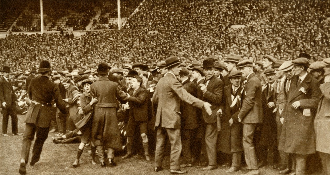 Az első FA-kupa-döntőt az új londoni Wembley Stadionban rendezik, 1923. április 28-án. alkotó: Unbekannt