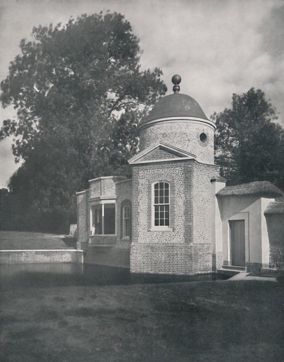 A pavilon és a medence a Biddesden House-ban, Wiltshire, 1933. alkotó: Unbekannt