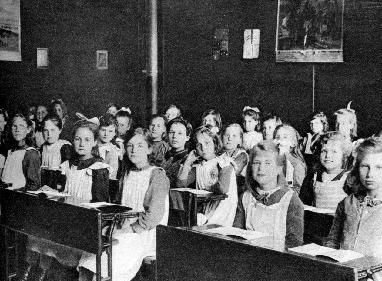 A lányok, akik Dr. Barnardos otthonában élnek a londoni Barkingside-ban, 1926-1927 alkotó: Unbekannt