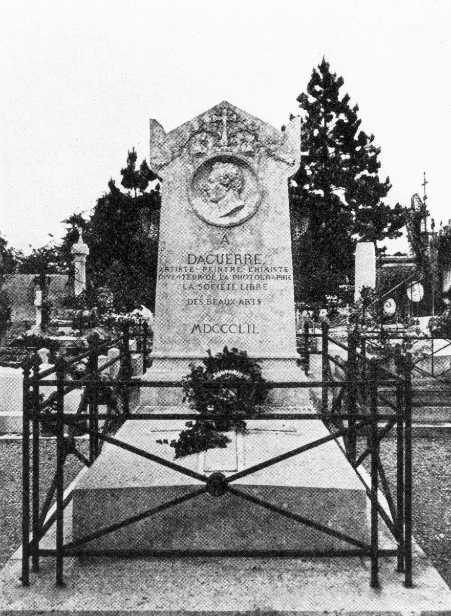 Louis Daguerre sírköve, a francia fényképezés úttörője, Louis Jacques Mande Daguerre (1787-1851) sírköve Bry-sur-Marne-ban alkotó: Unbekannt