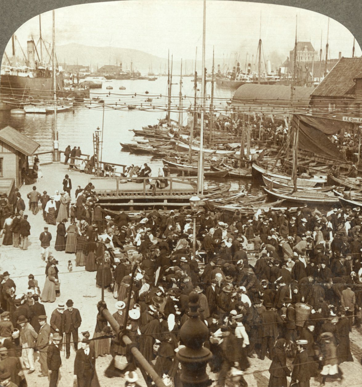 A kikötő, N.W. a bergeni piactérről, Norvégia legnagyobb halpiacáról, 1905-ben. alkotó: Unbekannt