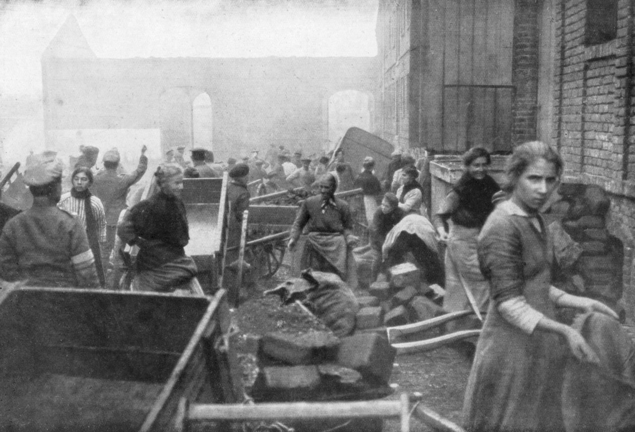 Caudry lakói élelmet keresnek a brit hadseregtől, Franciaország, 1918 alkotó: Unbekannt