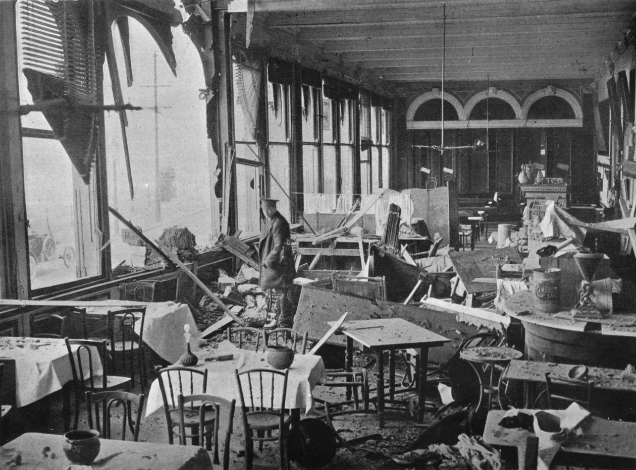 A Grand Hotel belseje, a bombázás által okozott károk bemutatásával, 1914 alkotó: Unbekannt