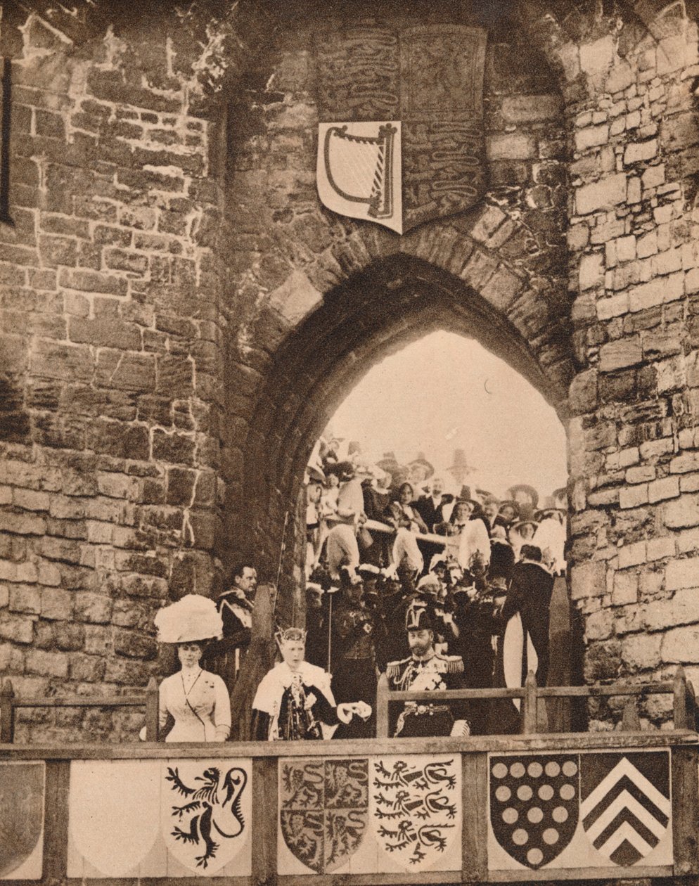 A walesi herceg beiktatása a Caernarvon kastélyban, 1911. július 13., 1935. alkotó: Unbekannt