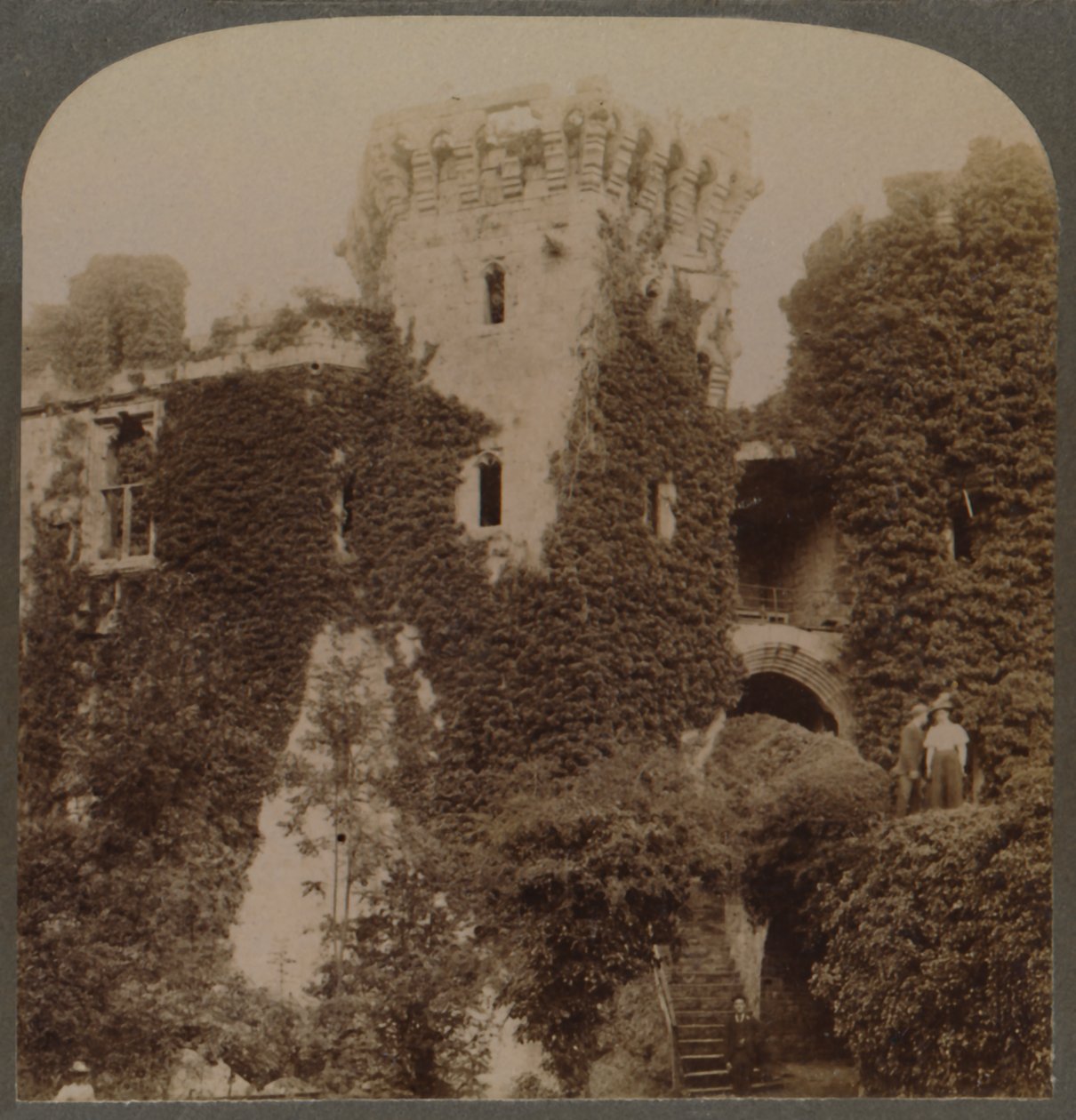 A Raglan kastély borostyánnal borított tornyai, I. Károly utolsó erőssége, Monmouthshire, Anglia, c1 alkotó: Unbekannt