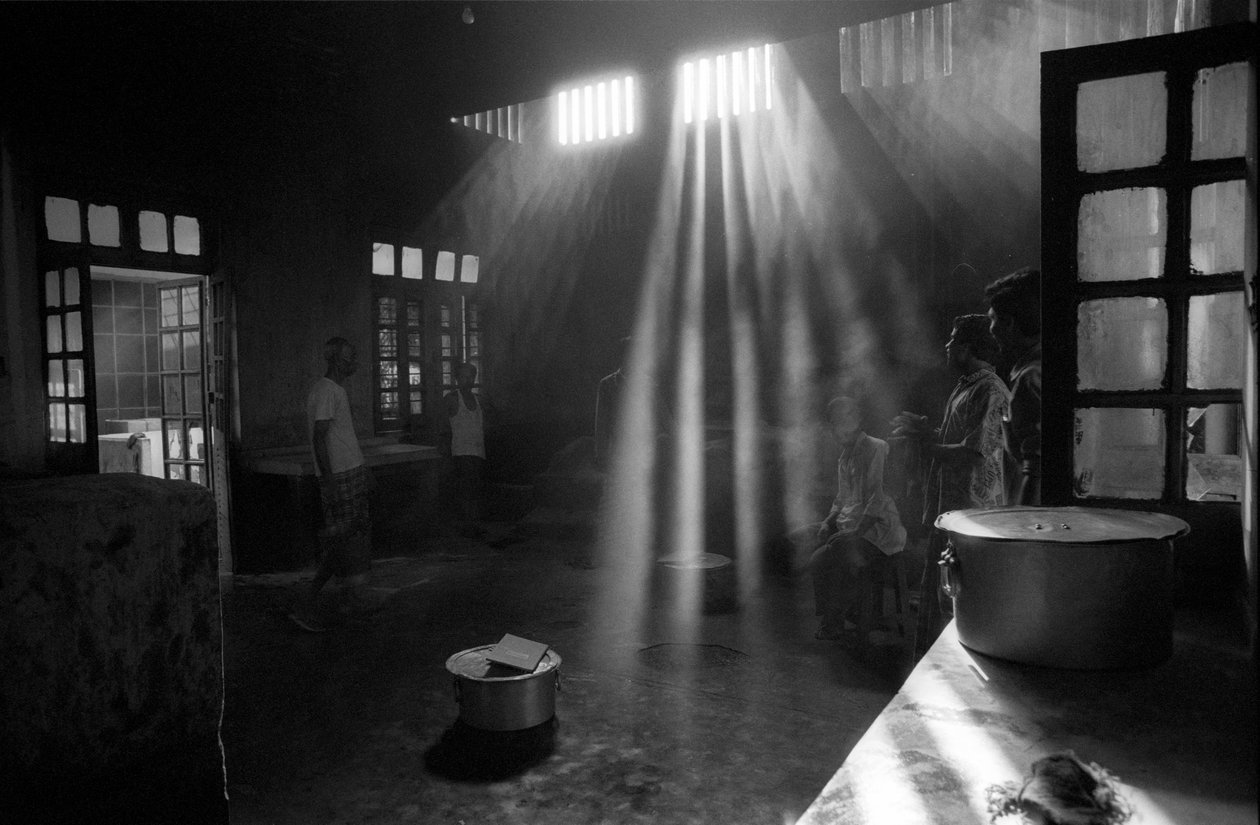 A bangladesi Pabna Mental Hospital konyhája. 1994. A pabnai Mental Hospital az első ilyen jellegű kórház Bangladesben, mintegy 130 millió lakosával. 1957-ben alapította a Pabnai járás akkori polgári sebésze egy helyben alkotó: Unbekannt