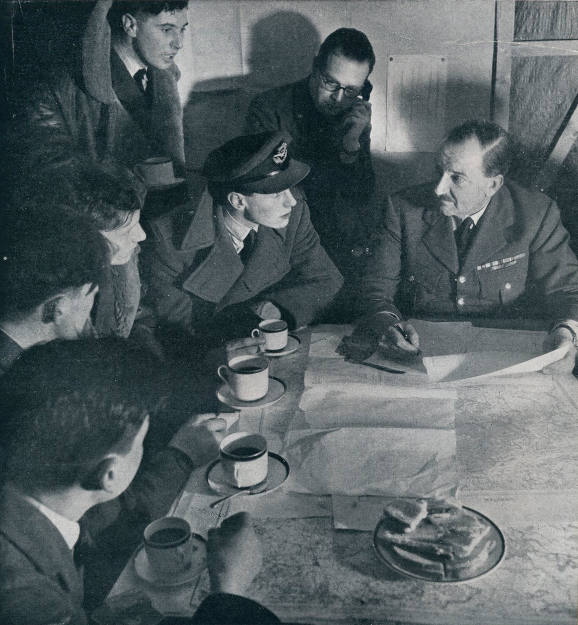 A razzia véget ért, de a legénység feladata még nem fejeződött be, 1941 alkotó: Unbekannt