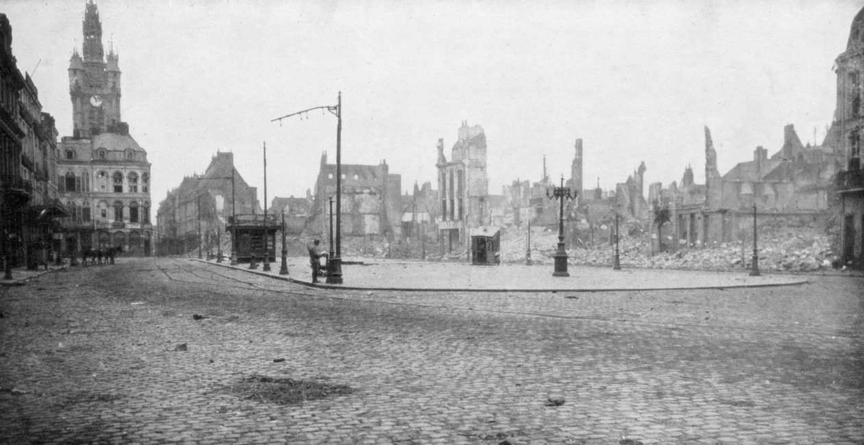 Douai romjai és harangtornya, Franciaország, 1918 alkotó: Unbekannt