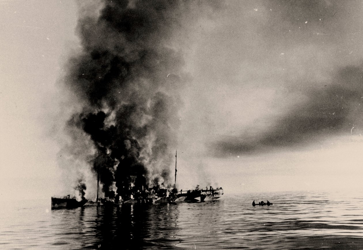 Alexander Sibiryakov jégtörő elsüllyesztése az Admiral Scheer német cirkáló által 1942. augusztus 25-én. alkotó: Unbekannt