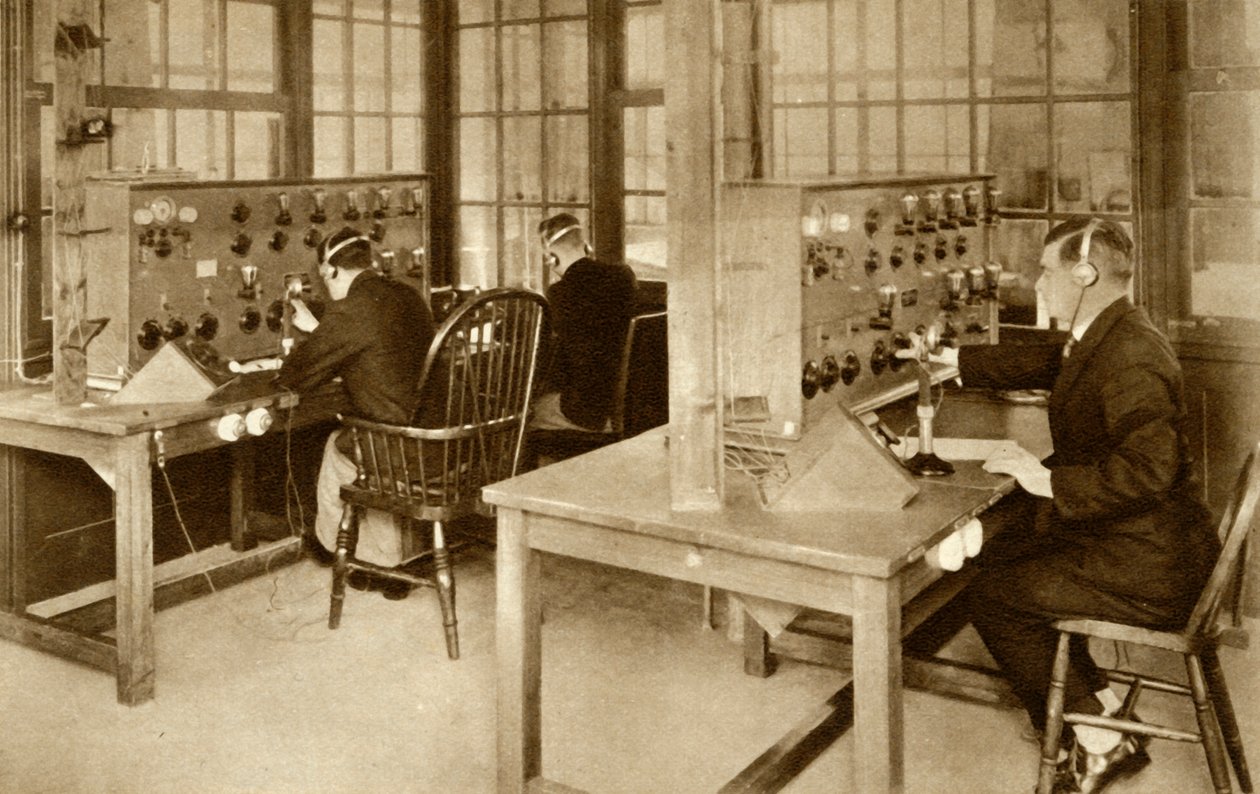 A vezeték nélküli átviteli szoba a Croydon Aerodrome-on, Dél-Londonban, 1928, 1935. alkotó: Unbekannt