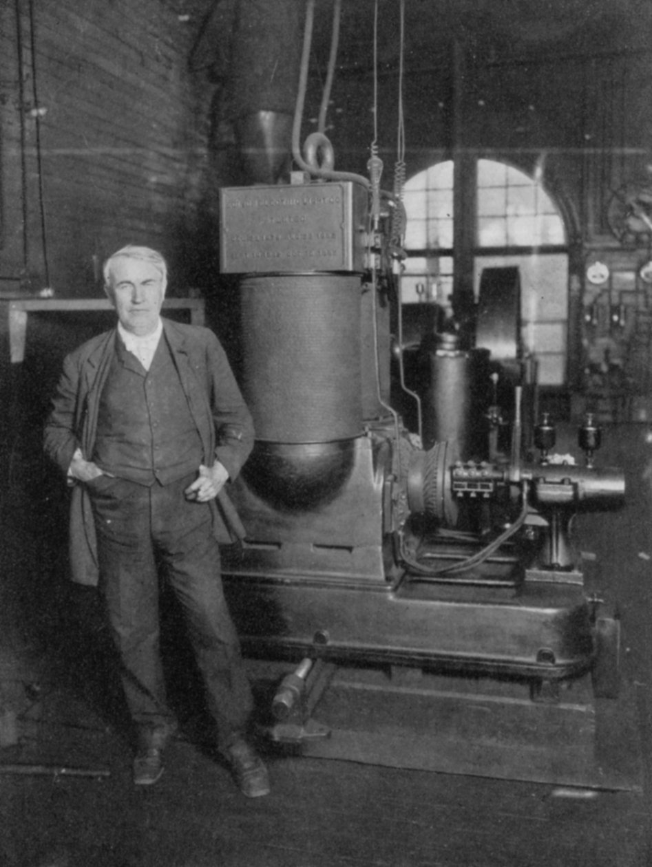 Thomas Alva Edison amerikai feltaláló az első elektromos fény előállítására szolgáló dinamójával, 1880-as évek alkotó: Unbekannt