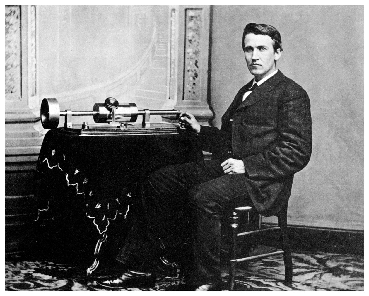 Thomas Alva Edison amerikai feltaláló, fonográfjával, c1878 1955 alkotó: Unbekannt