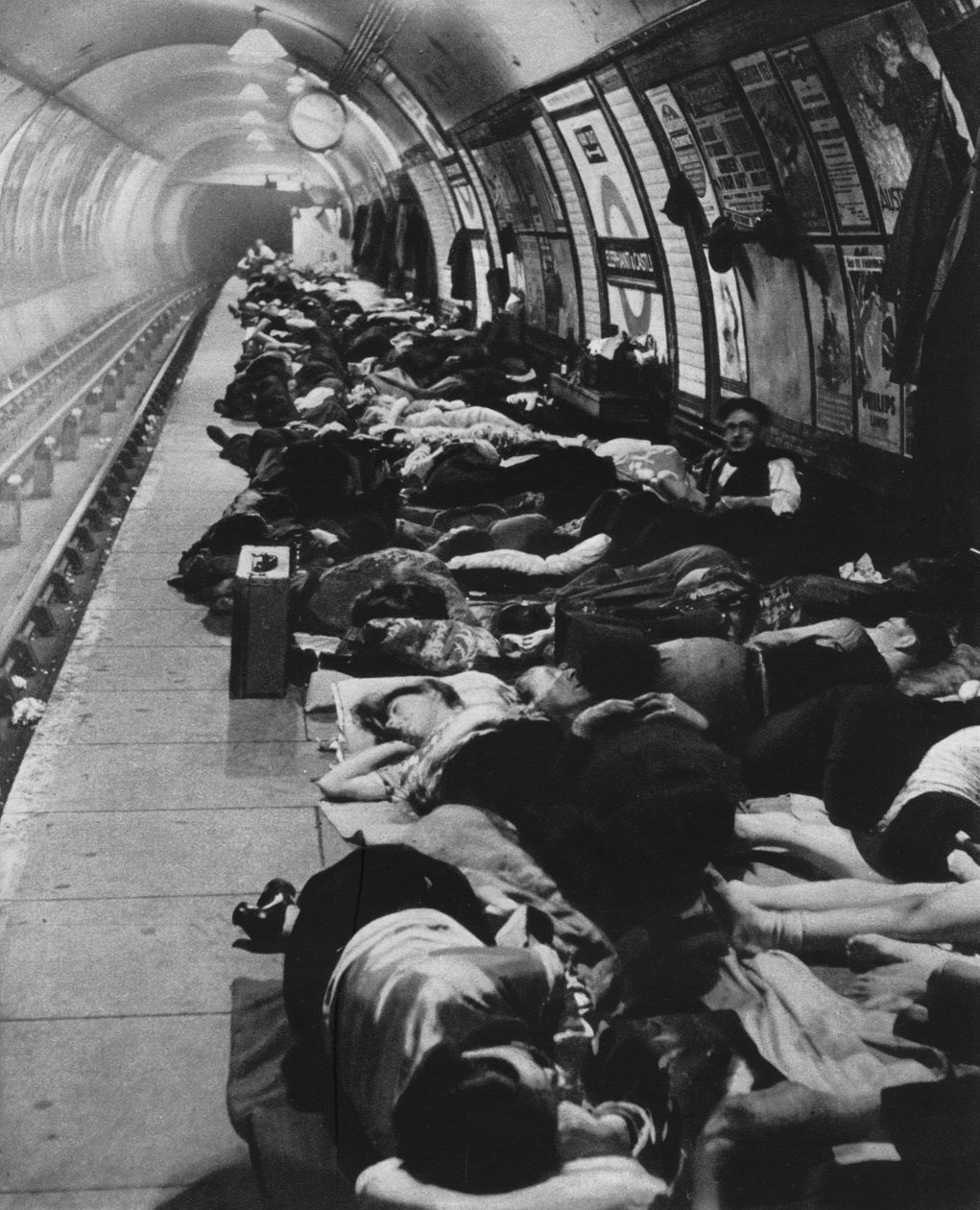 Azok, akik menhelyre mentek, újfajta éjszakai életet kezdtek, 1940. november 11., 1942. alkotó: Unbekannt