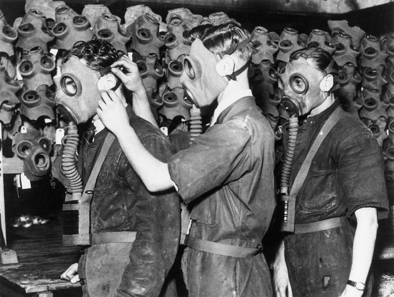 Három gázálarcot viselő férfi, 1930-as évek alkotó: Unbekannt