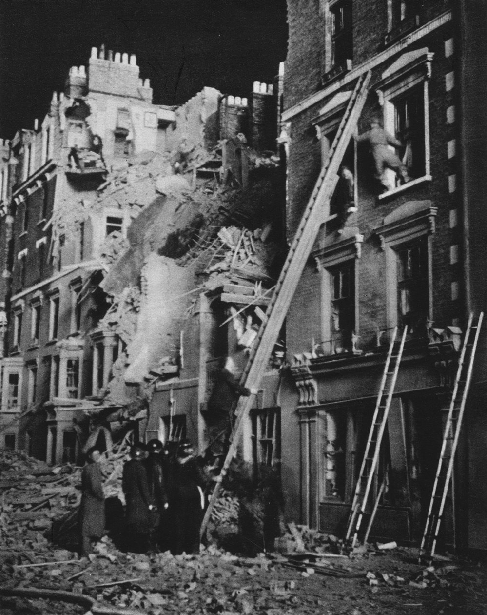 A hosszú éjszakán át a mentők dolgoznak, keresnek, segítettek biztonságban, 1941 1942 alkotó: Unbekannt