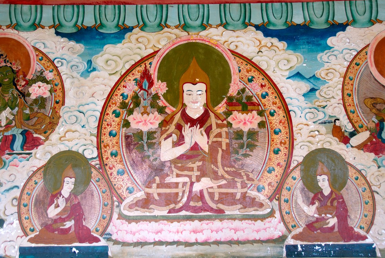 tibeti buddhizmus; falfestmény; Láma Tsongkharpa; Gelug iskola; sárga sapkák; elmélkedés; különböző kéztartások; mudrák; Yongning; Zhamei templom; Lugu Hu-tó környéke; Yunnan tartomány; Kínai Népköztársaság; Ázsia alkotó: Unbekannt