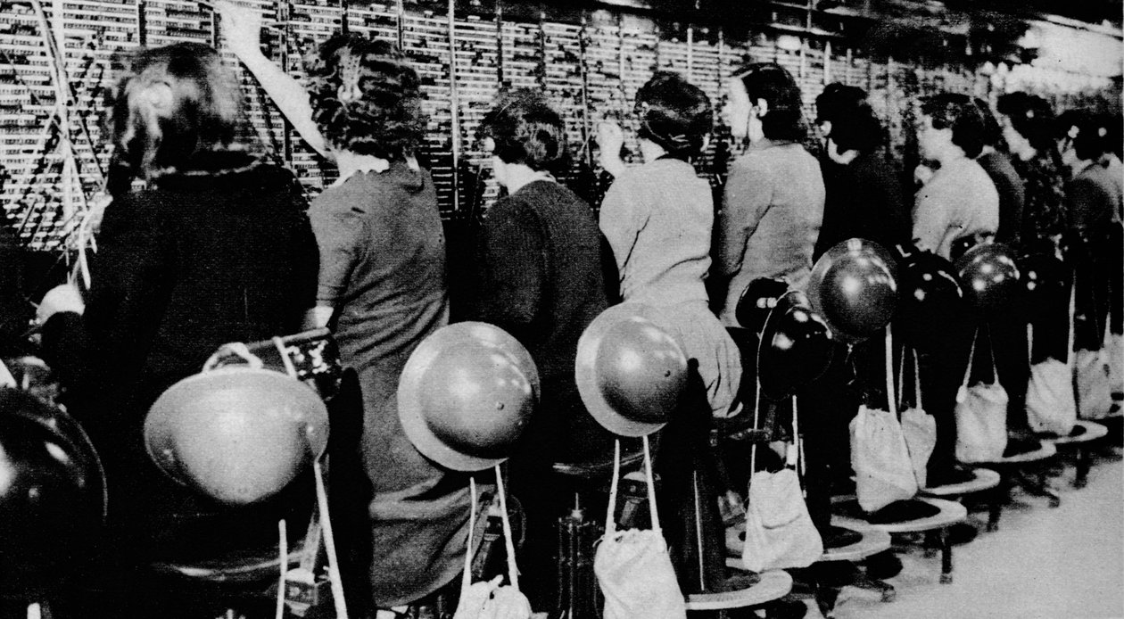Nem volt könnyű ott ülni és folytatni, mintha semmi sem történne odakint, 1941 1942 alkotó: Unbekannt