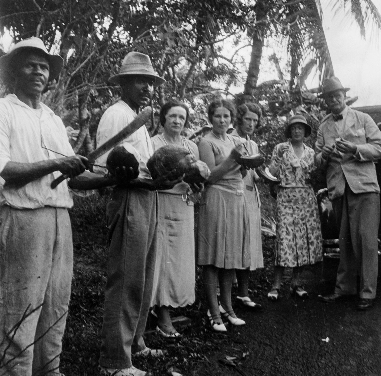 Turisták megállás közben az út mellett, St Vincent, 1931 alkotó: Unbekannt