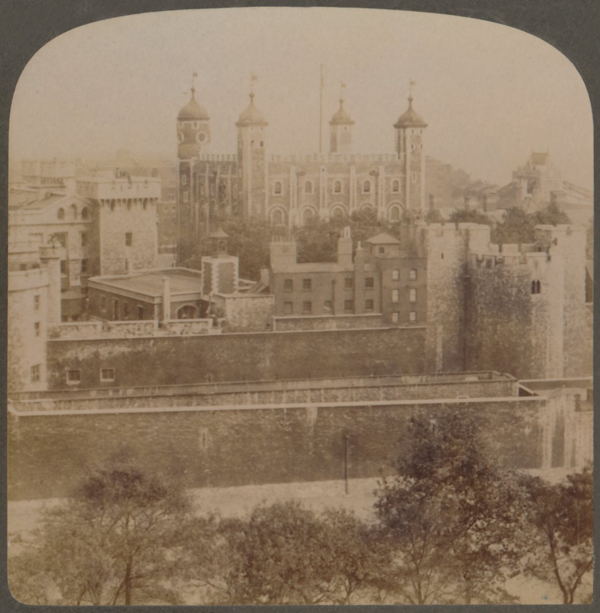 Londoni Tower – híres régi palota és királyi börtön – Anglia, 1901. alkotó: Unbekannt