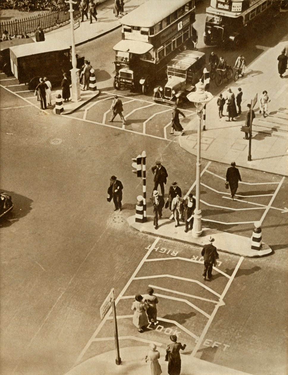 Forgalom és gyalogosok a Trafalgar Square-en, London, 1935. alkotó: Unbekannt