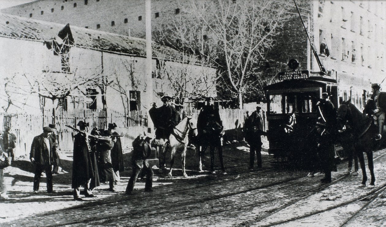 Villamossztrájk Madridban, a polgárőrség vádat emel a sztrájkolók ellen, akik megpróbálnak megállítani egy villamost, megjelent a "Nuevo Mundo" magazinban, 1919. december (f/w fotó) alkotó: Unbekannt