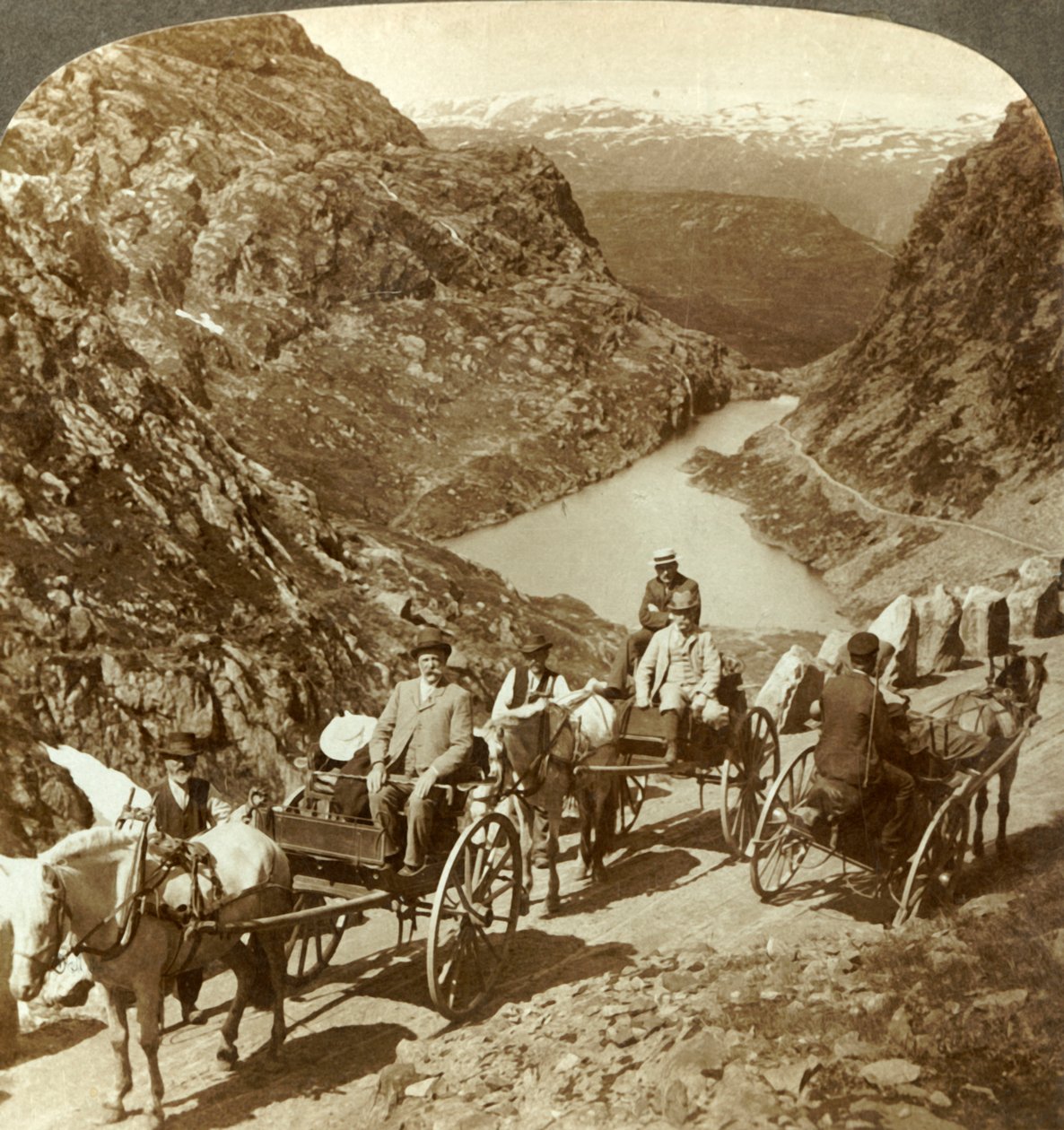 Utazók hegyi úton Seljestad vad szakadékán keresztül, Norvégia, c1905. alkotó: Unbekannt