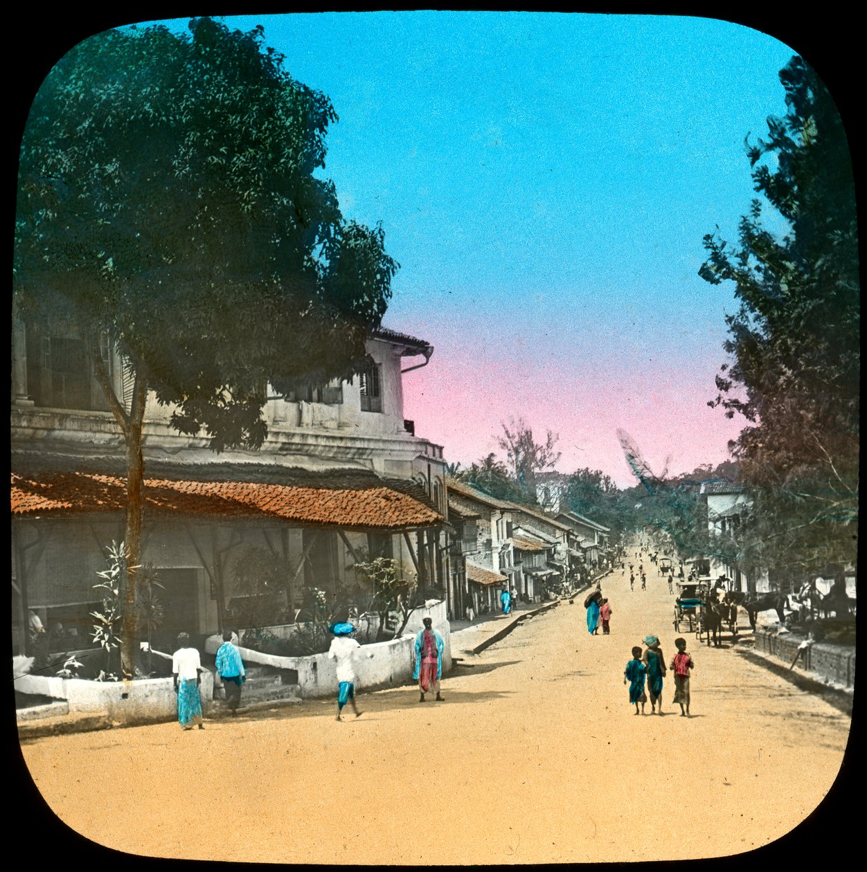 Trincomalee Street, Kandy, Ceylon, 19. század vége vagy 20. század eleje alkotó: Unbekannt