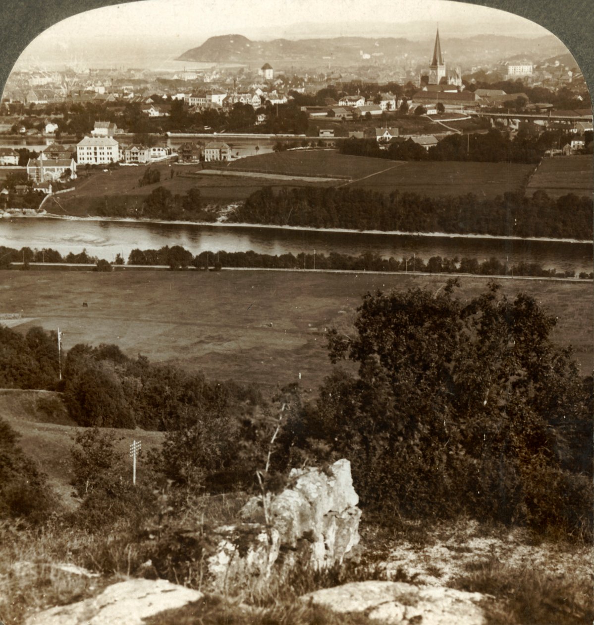 Trondhjem, otthonai, raktárai és katedrálisa a Nid folyó és a Fjord között, Norvégia, 1905. alkotó: Unbekannt