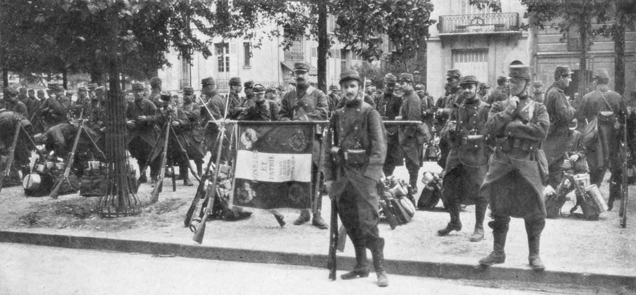 A francia 102. gyalogság csapatai és zászlaja, Saint-Francois-Xavier, Párizs, Franciaország, 1914. augusztus alkotó: Unbekannt