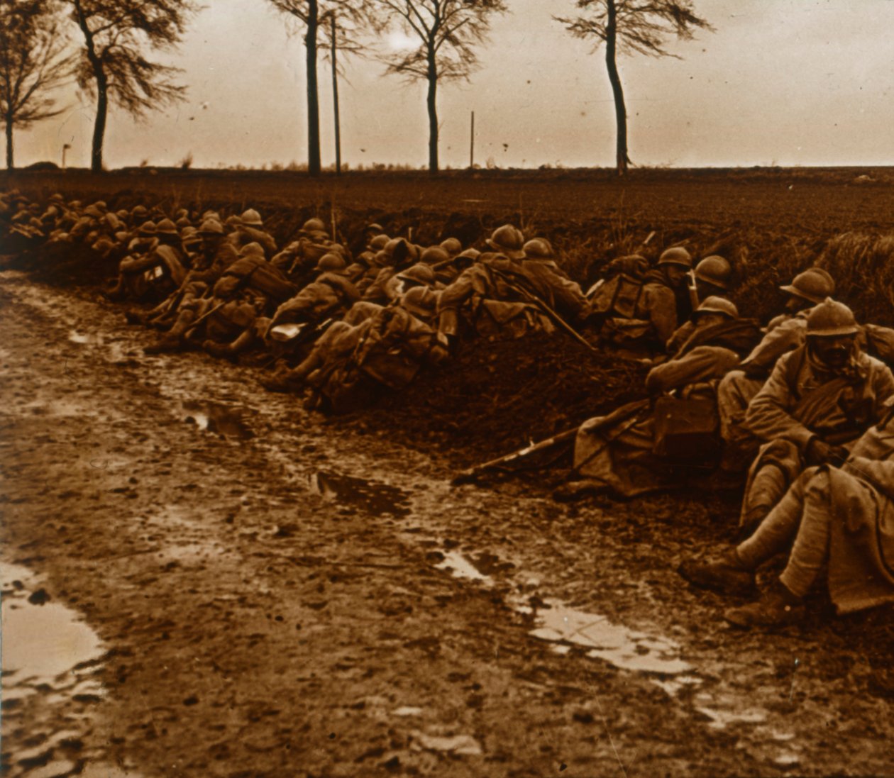 Csapatok az út mellett, c1914-c1918 alkotó: Unbekannt