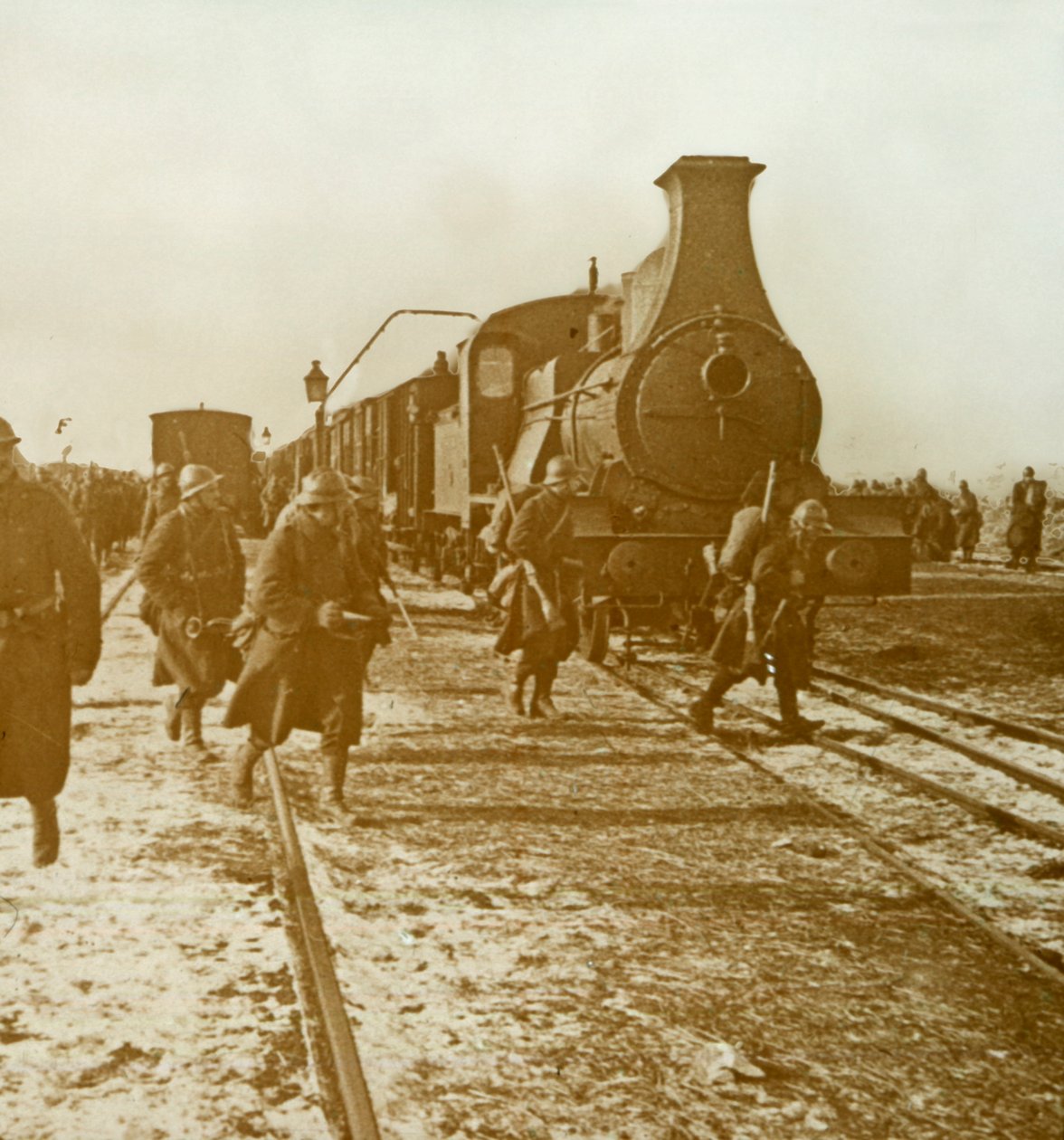 A csapatok kiszállnak a gőzvonatról, c1914-c1918 alkotó: Unbekannt