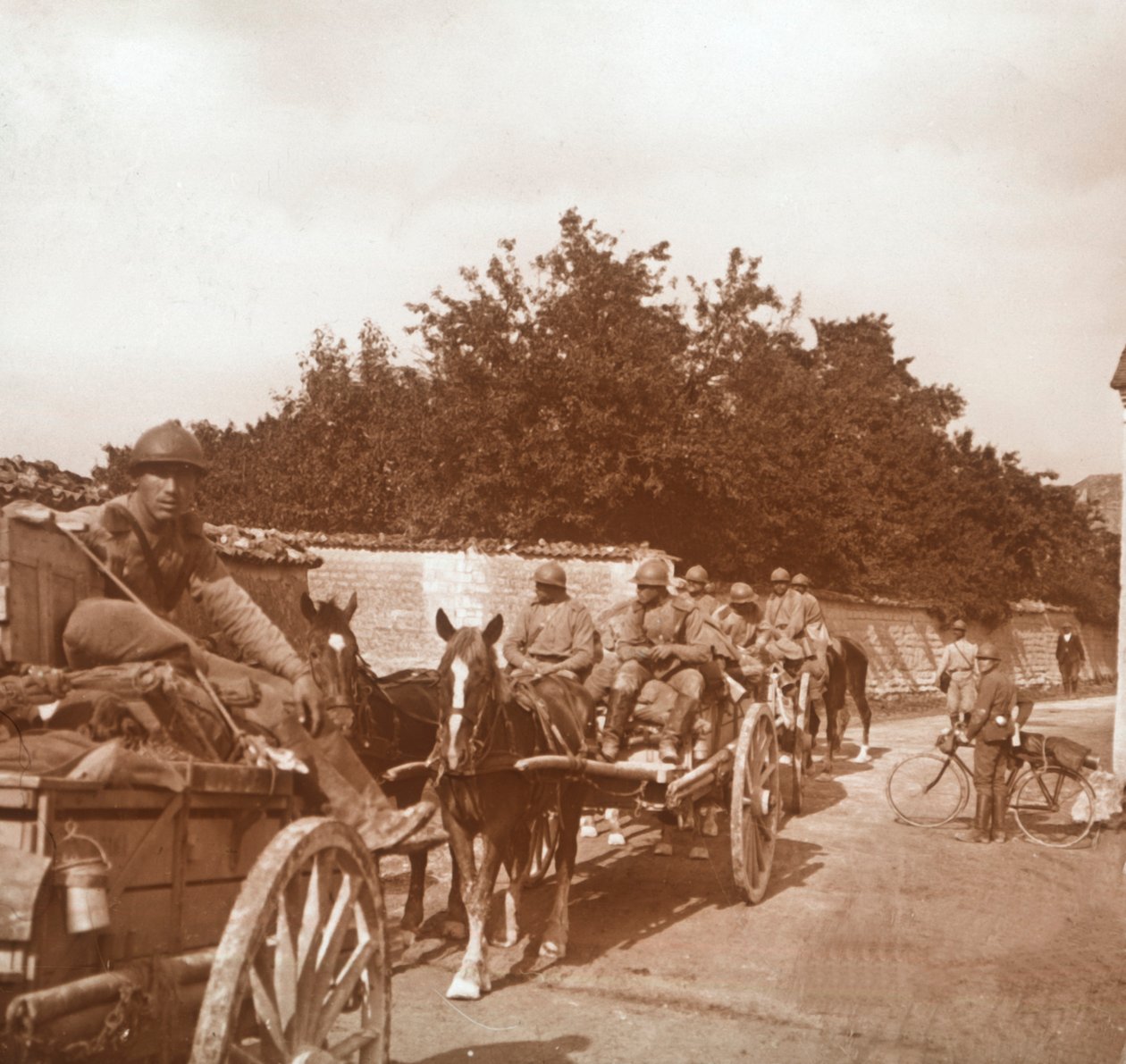 Csapatok lovas szekereken, Raux, Franciaország, 1914-c1918 alkotó: Unbekannt