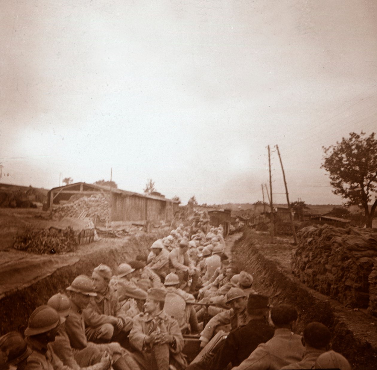Csapatok nyitott vonatkocsikban, Genicourt, Észak-Franciaország, 1914-c1918 alkotó: Unbekannt