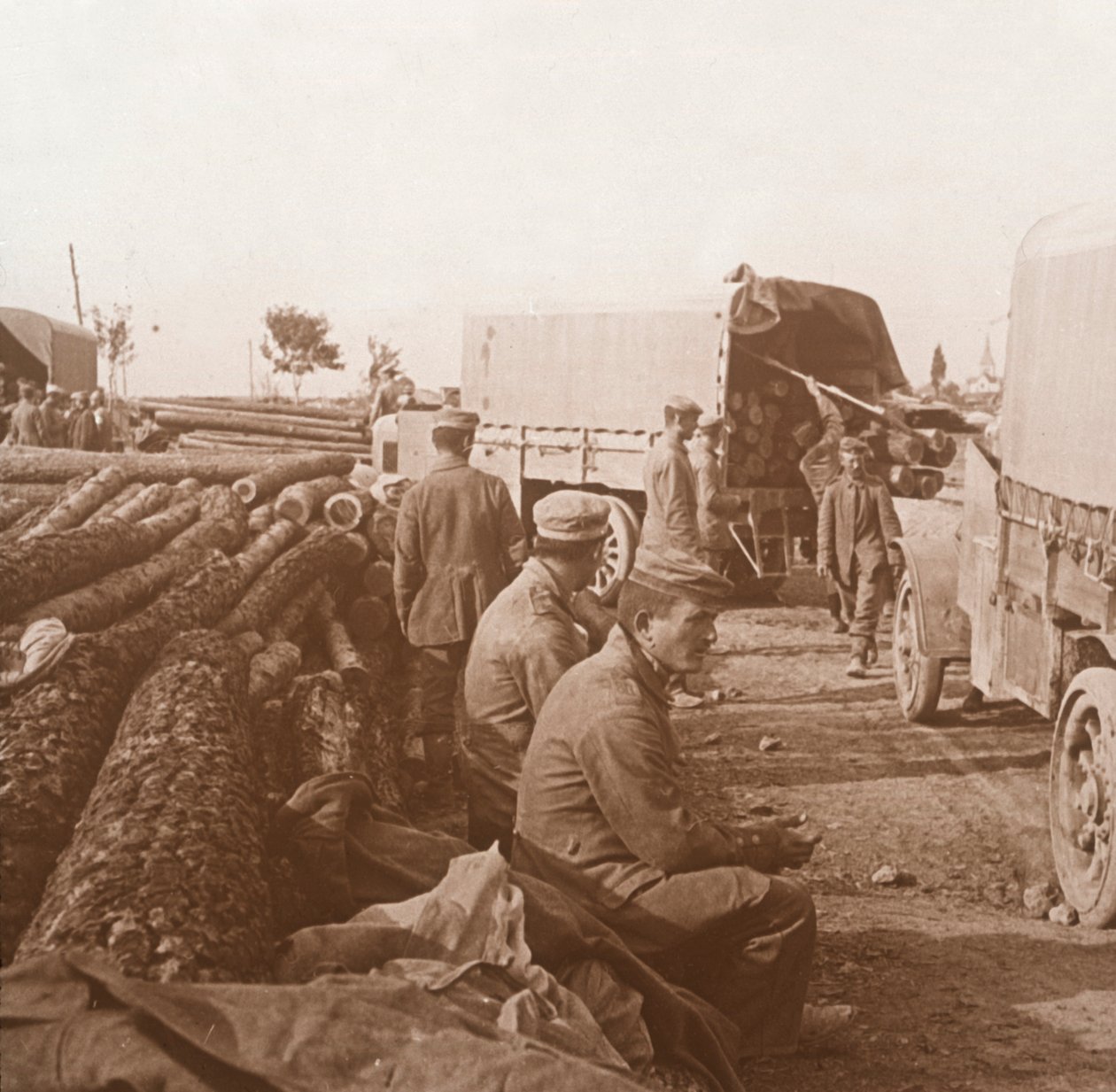 Teherautók a Voie Sacrée-n, Verdun, Észak-Franciaország, 1914-c1918. alkotó: Unbekannt