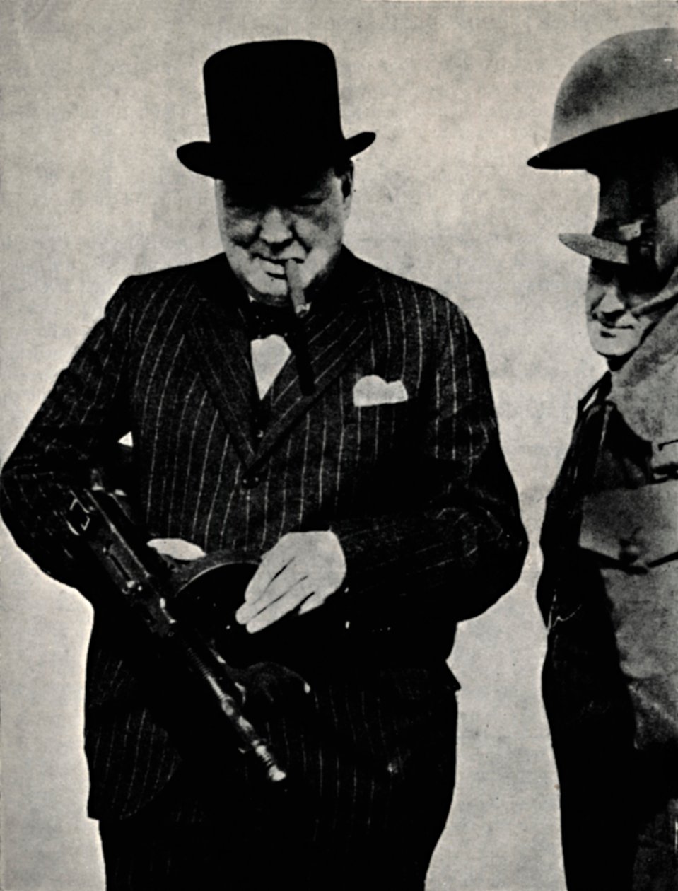 Tommy-gun kipróbálása, 1940, 1945. alkotó: Unbekannt