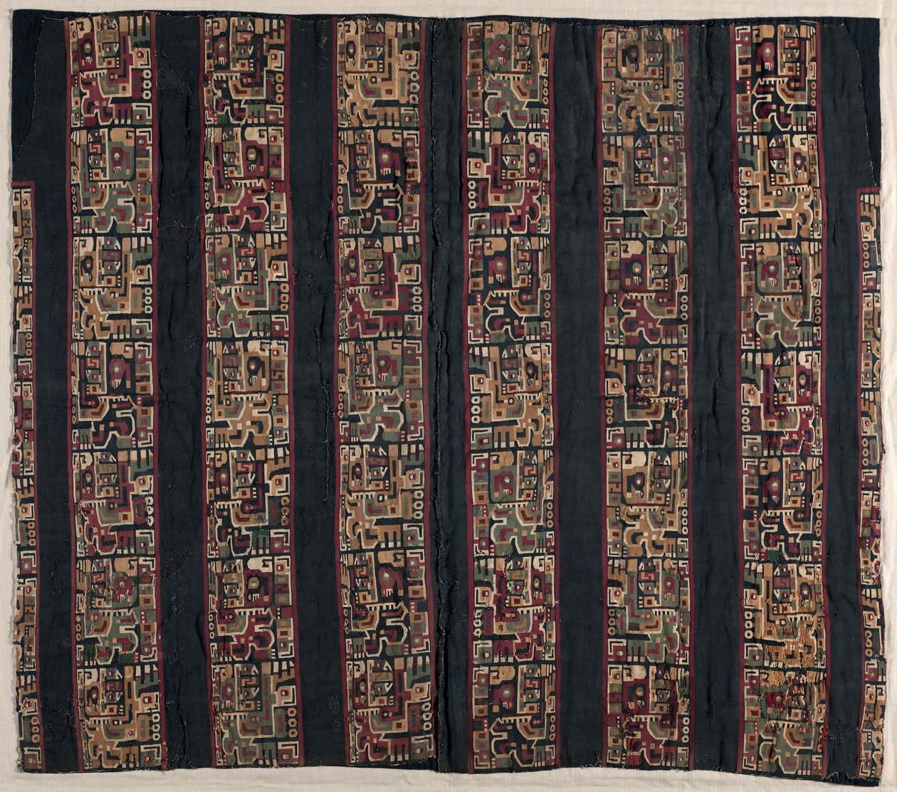 Tunikatöredékek madárfejű lénnyel, 600-1000. alkotó: Unbekannt