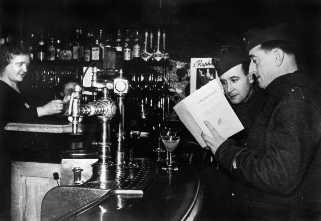 Két francia katona szabadságon egy kávézóban, 1939-1940 alkotó: Unbekannt