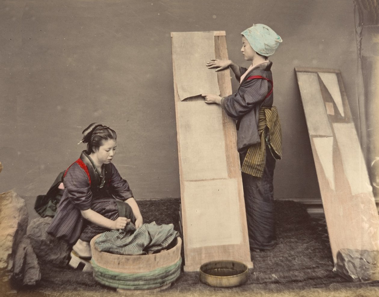 [Két japán nő pózol mosnivalóval], 1870-es évek. alkotó: Unbekannt