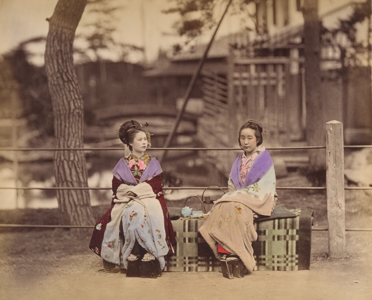 [Két japán nő ül egy padon], 1870-es évek. alkotó: Unbekannt