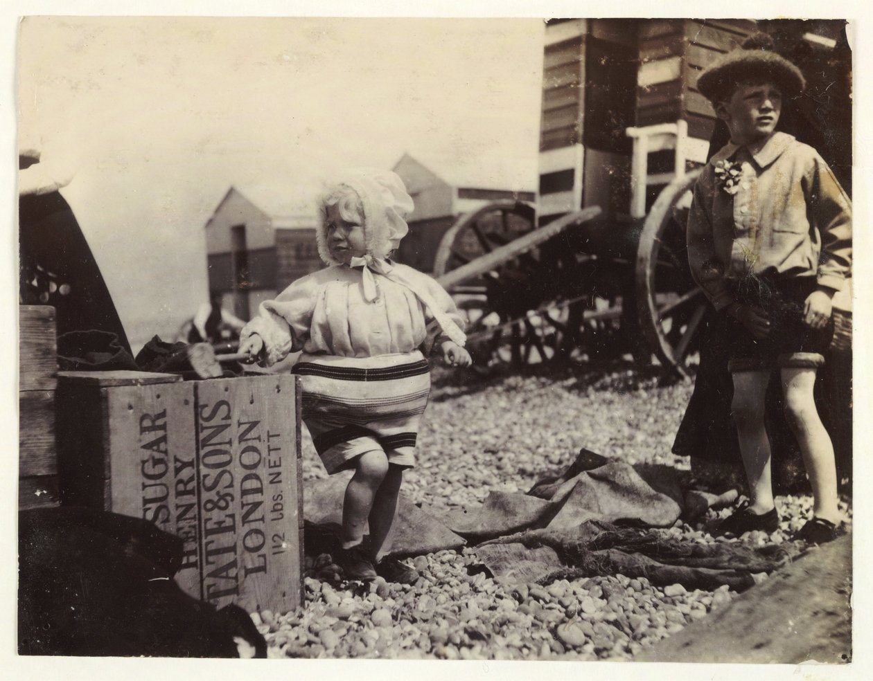Két gyerek fürdőgép mellett, 1895, Pillanatfelvétel két gyerekről a tengerparton, egy csoport fürdőgép között a tengerparton alkotó: Unbekannt