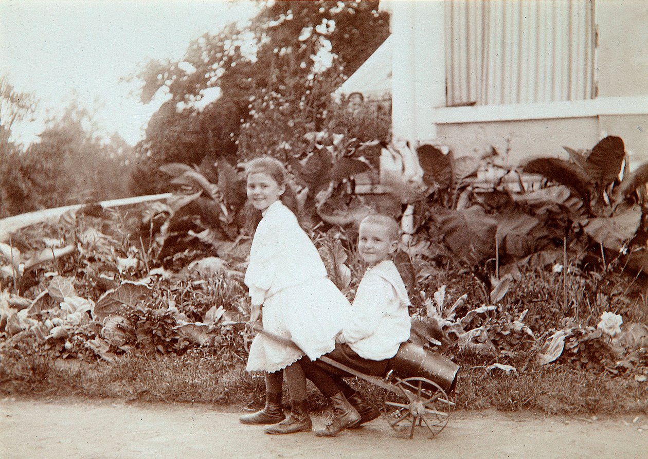Két szabadban játszó gyerek, 1890-es évek alkotó: Unbekannt