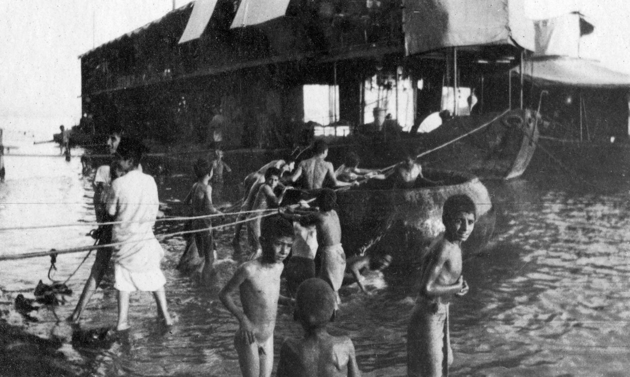 1918-ban két fedélzeti bárka szállította a brit csapatokat a Tigrisben Amarahból Bagdadba alkotó: Unbekannt